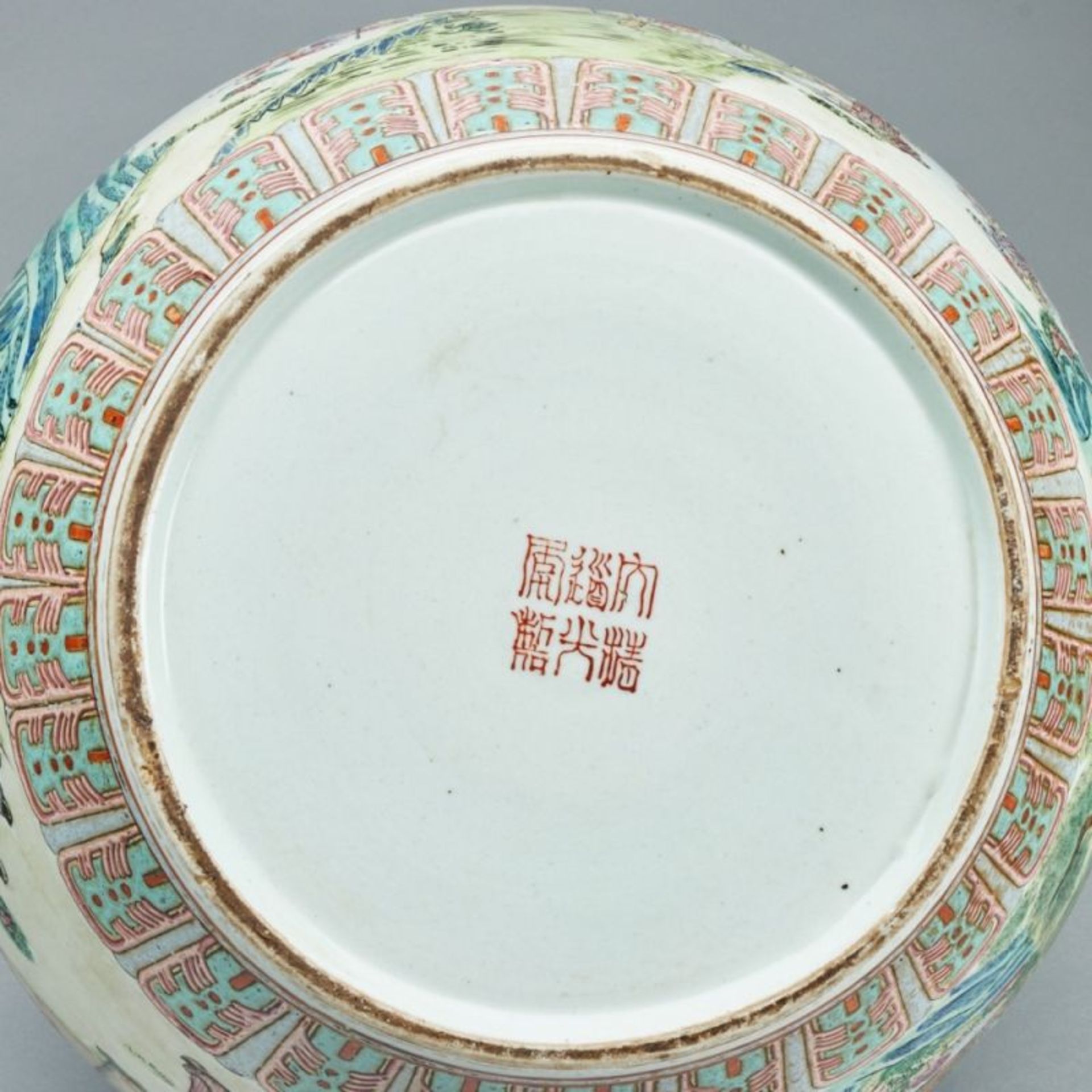 Paar Famille rose Flaschenvasen und großer Famille rose Teller, China, Qing-Dynastie, 19. Jahrhunder - Bild 6 aus 7