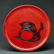 Flache Lackschale mit Fabelwesen, Japan, erste Hälfte 20. Jahrhundert