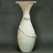 Große Bodenvase mit Drachenrelief, Japan, um 1925
