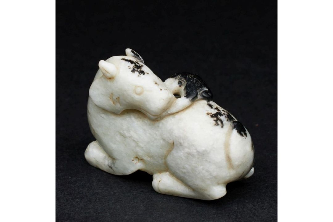 Jadefigur eines ruhenden Tigers, China, wohl Yuan Dynastie - Bild 1 aus 7