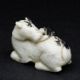 Jadefigur eines ruhenden Tigers, China, wohl Yuan Dynastie - Bild 1 aus 7
