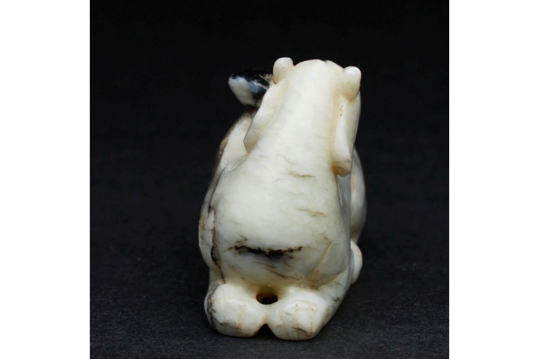 Jadefigur eines ruhenden Tigers, China, wohl Yuan Dynastie - Bild 6 aus 7