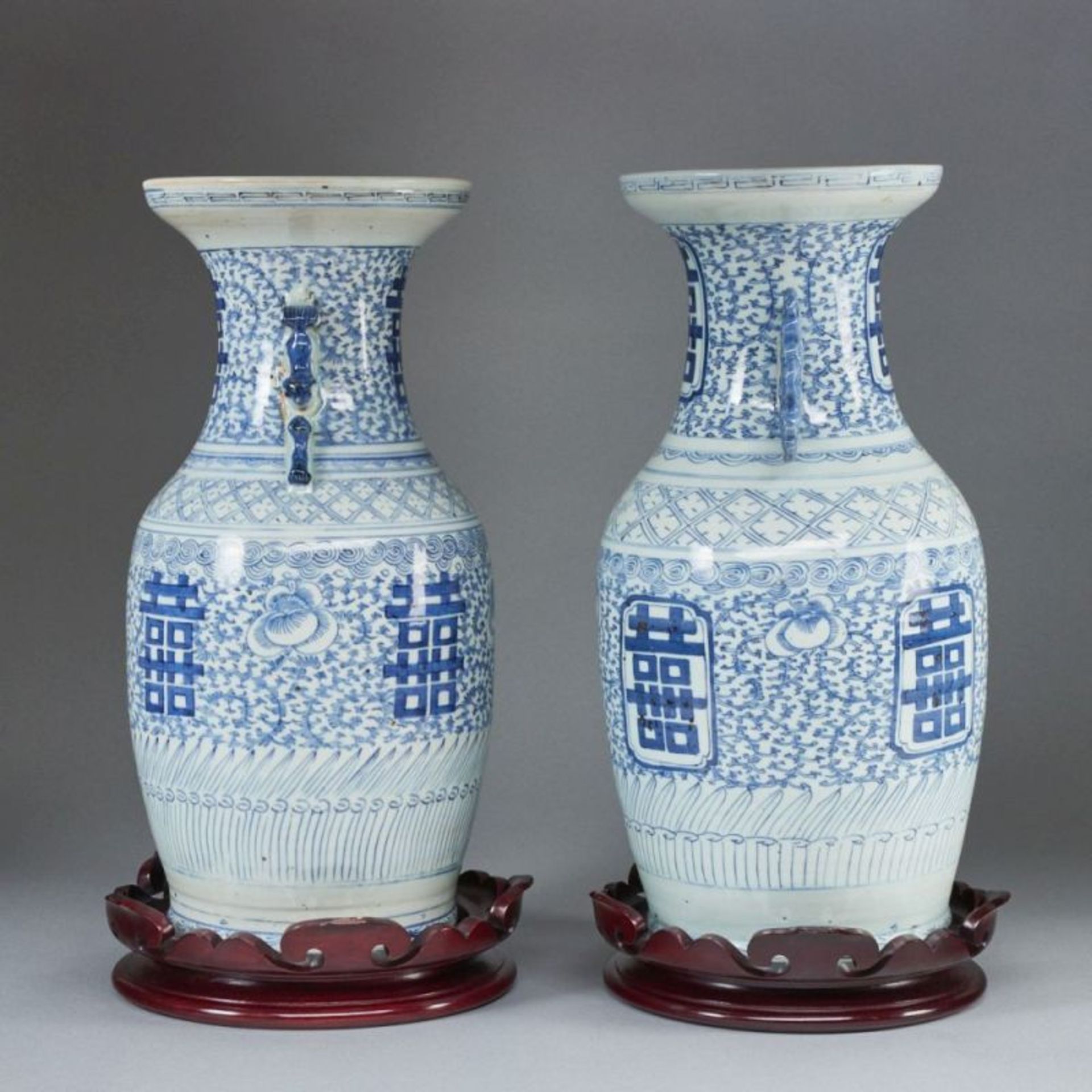 Paar Bodenvasen mit floralem Dekor, China. - Bild 2 aus 2