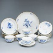 19tlg. Teeservice für 6 Personen - Blaue Blume mit Insekten. Meissen 1953-1957.