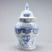 Deckelvase mit Drachenmotiv, China