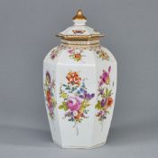 Sechseckige Deckelvase - Unterschiedliche Blumenbuketts mit Insekten. Carl Thieme, Potschappel ab 19