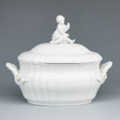 Ovale Deckelterrine mit Putto mit Vogel - Rocaille. KPM, Berlin 1962-1992.