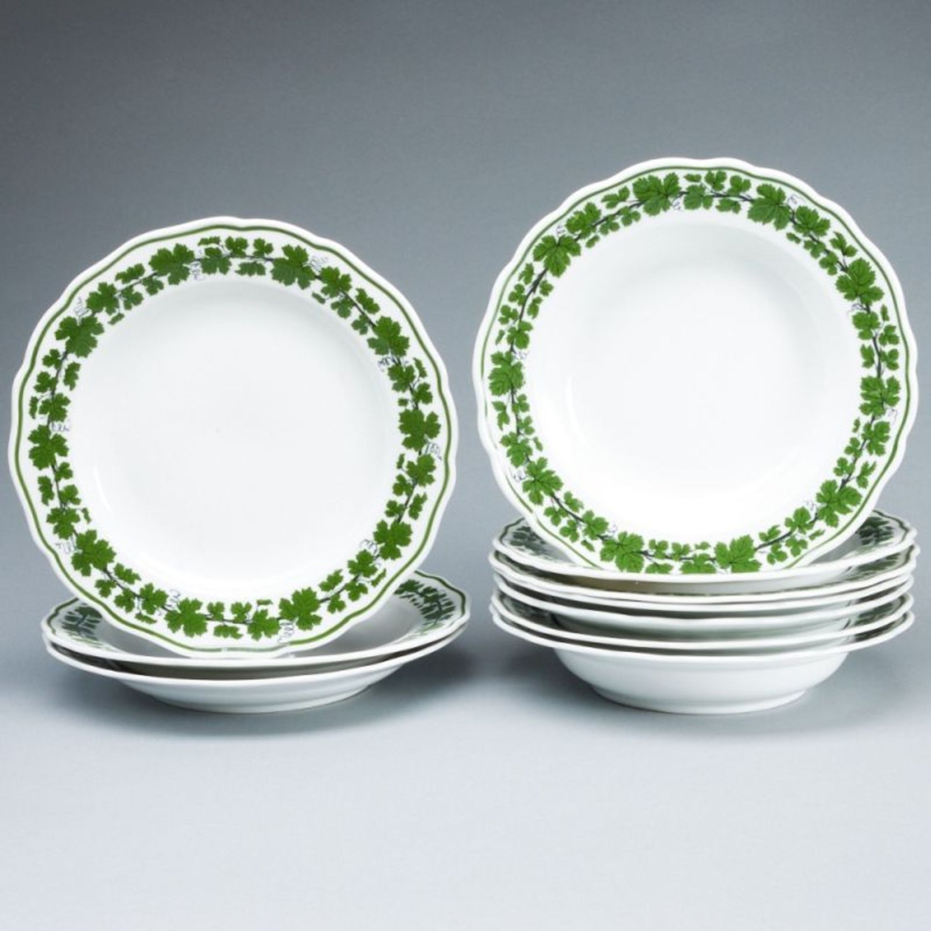 3 Speiseteller und 7 Suppenteller - Weinlaub. Meissen 1850-1947.
