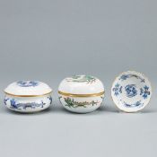 2 unterschiedliche Deckeldosen und 1 Schälchen - Reicher Drache / Hofdrache. Meissen 1972-1980.