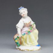 Mädchen mit Blumengirlande. Porzellanmanufaktur Augarten, Wien.