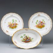 1 ovale Platte und 2 Speiseteller - unterschiedliche Paradiesvögel mit Insekten. Meissen 1850-1924 u