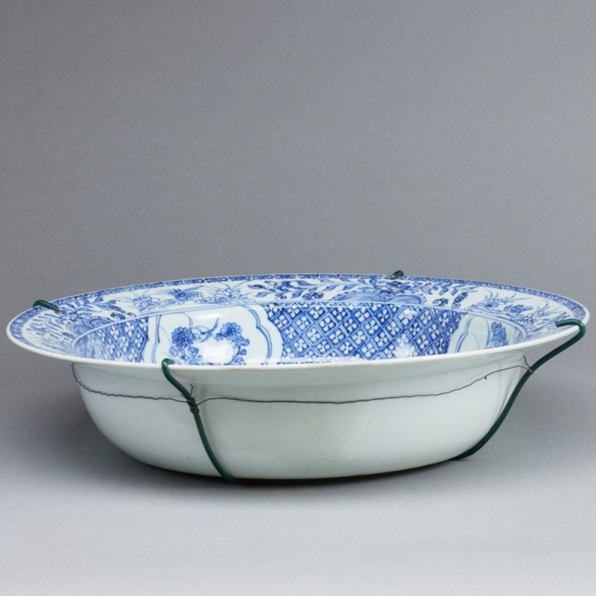 Große Schüssel mit Päoniendekor, China. - Bild 2 aus 2