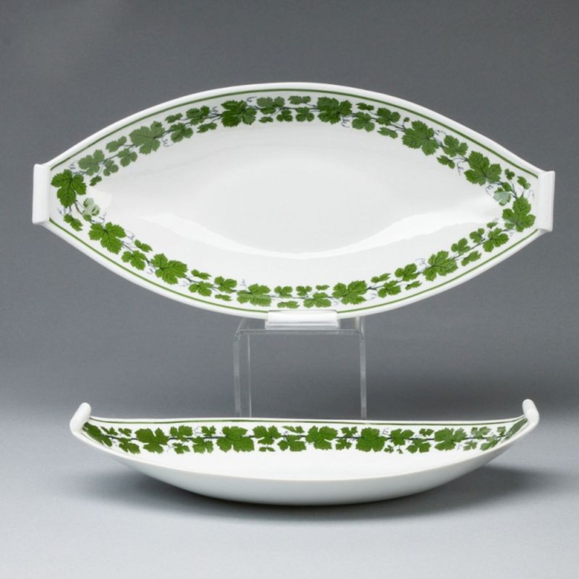 2 ovale Schalen mit aufgerollten Enden - Weinlaub. Meissen 1850-1924 und 1955.