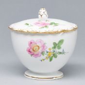 Deckeldose - Blume 2: Heckenrose und rote Rose. Meissen 1953-1957.