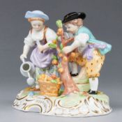 Kinder beim Gärtnern mit Gießkanne und Säge. Sächsische Porzellanfabrik zu Potschappel von Carl Thie