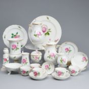 27 Teile - Rote Rose und 1 Tazza - Blume. Meissen.