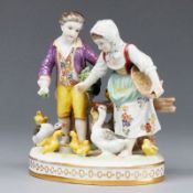 Kinderpaar beim Füttern von Hahn und Enten. Aelteste Volkstedter Porzellanfabrik, Volkstedt 1915-194