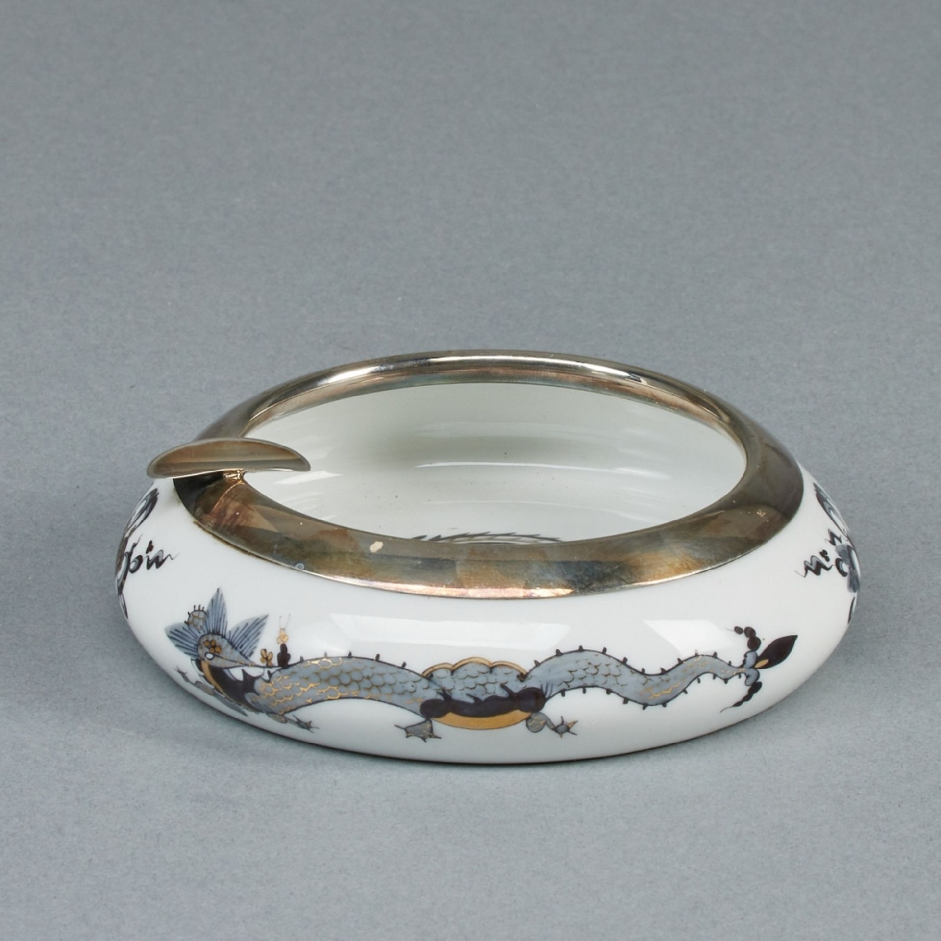 Aschenbecher mit Silberrand - Reicher Drache / Hofdrache, schwarz. Meissen 1935 - vor 1974.