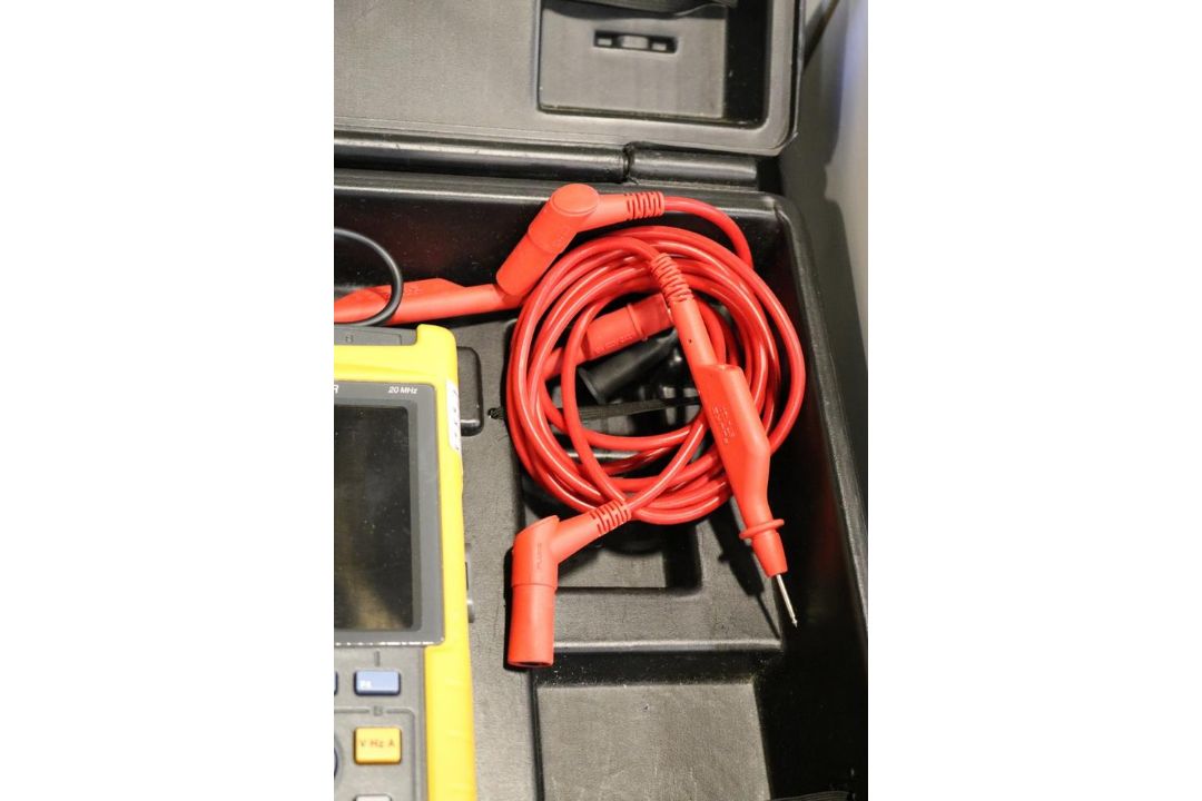 Fluke 123 Scope Meter in Case with Accessories - Image 6 of 7