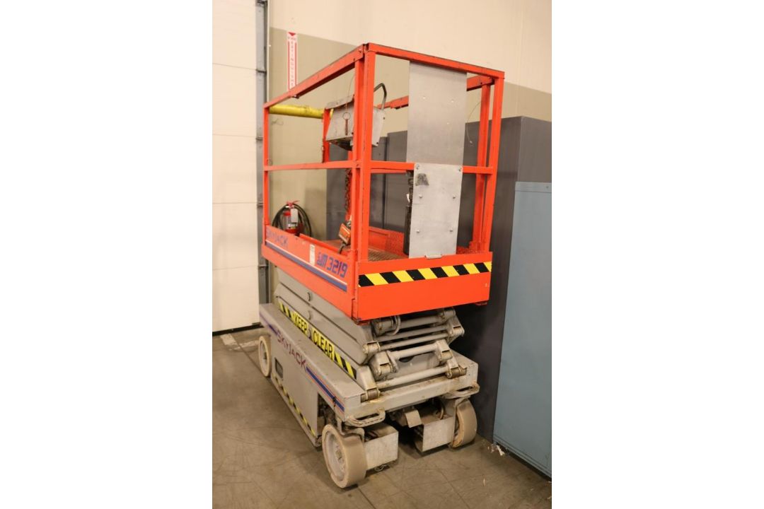 Sky Jack SJM 3219 Scissor Lift Needs Battery Checked - Image 2 of 4