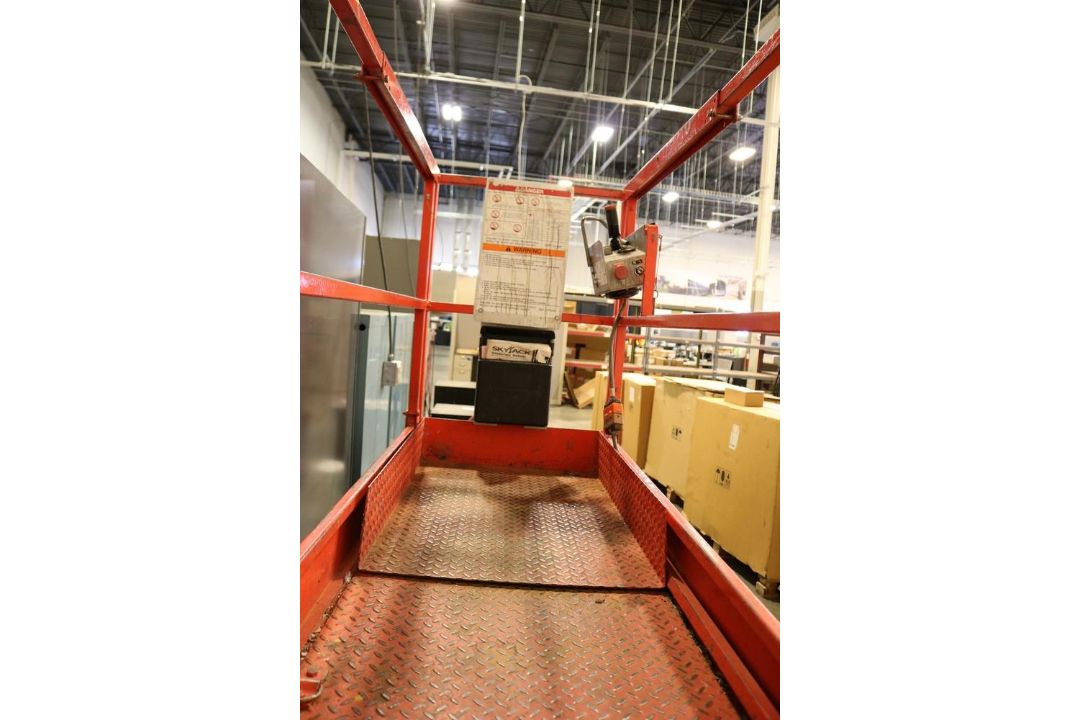 Sky Jack SJM 3219 Scissor Lift Needs Battery Checked - Image 4 of 4