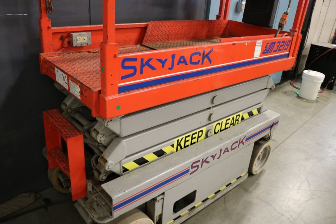 Sky Jack SJM 3219 Scissor Lift Needs Battery Checked - Image 3 of 4