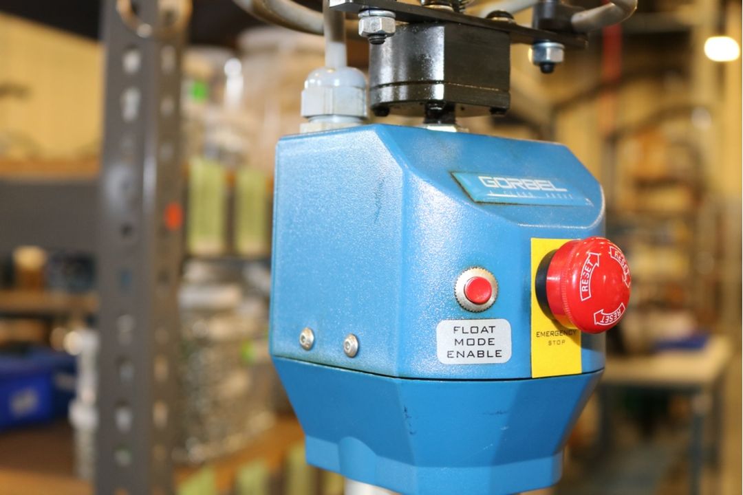 Gorbel GFOrce Electric Easy Arm Swivel Lift 150 lb Capacity W/ Battery Lifting Attachements - Image 8 of 10