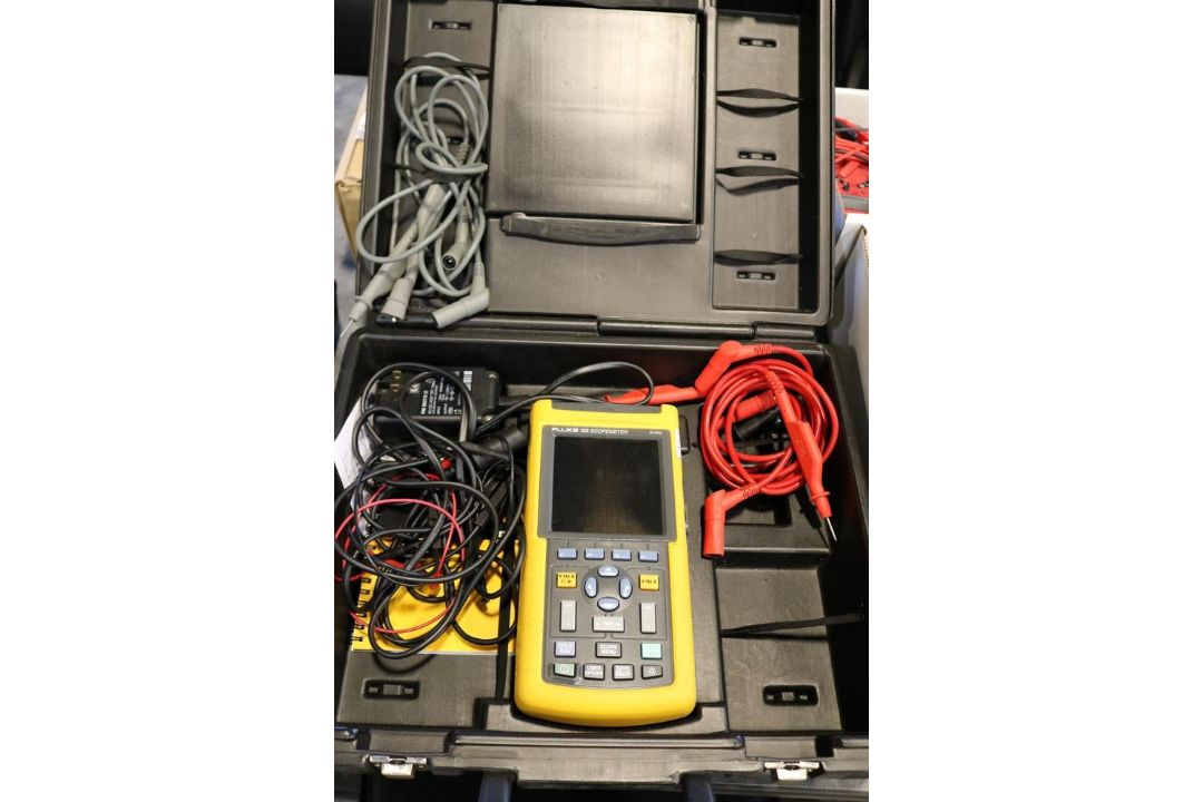 Fluke 123 Scope Meter in Case with Accessories - Image 2 of 7