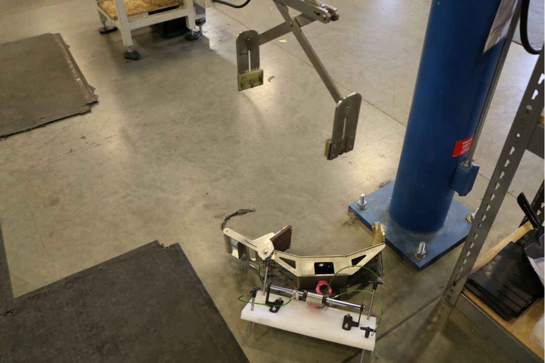 Gorbel GFOrce Electric Easy Arm Swivel Lift 150 lb Capacity W/ Battery Lifting Attachements - Image 9 of 10