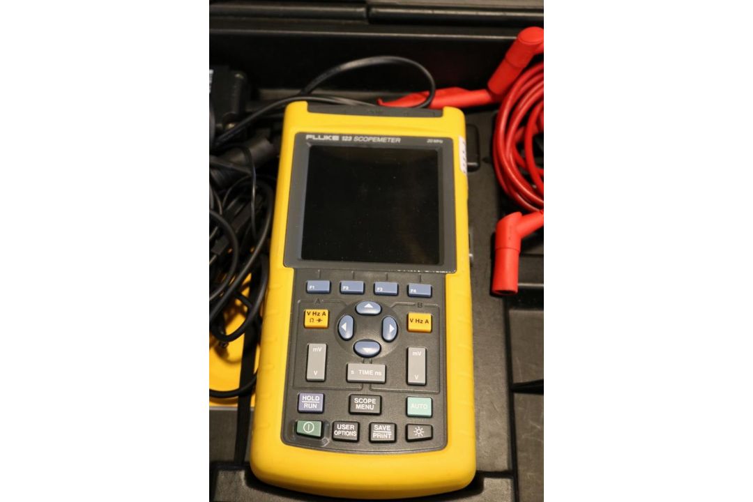 Fluke 123 Scope Meter in Case with Accessories - Image 4 of 7
