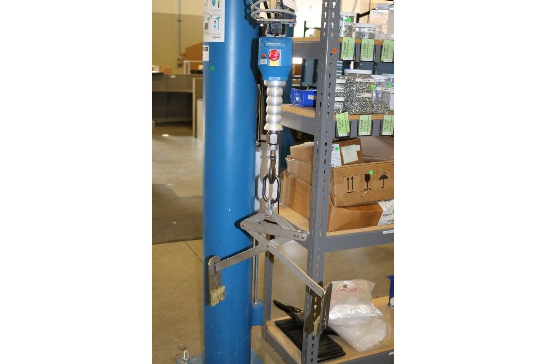 Gorbel GFOrce Electric Easy Arm Swivel Lift 150 lb Capacity W/ Battery Lifting Attachements - Image 7 of 10