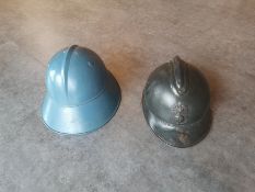 Konvolut von zwei französischen Stahlhelmen