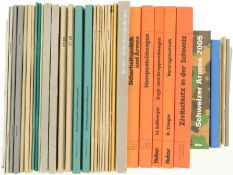 Konvolut von div. Reglementen und Büchern zur Schweizer Armee