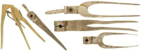Konvolut von 4 Kugelzangen aus Stahl und einer Berdan-Zange aus Messing