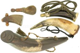 Konvolut von 4 Pulverflaschen und einem Schrotbeutel