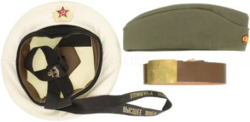 Konvolut aus osteuropäischer Militaria