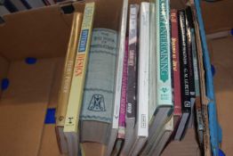 Mixed lot of fourteen home design and fitness interest books (503A)