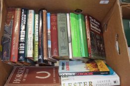 25: 20 titles horse racing including LESTER, THE AUTOBIOGRAPHY OF LESTER PIGGOTT + JOHN FRANCOME: