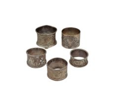 Fünf Serviettenringe in unterschiedlicher Ausführung