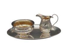 Sahnegießer und Zuckerdose auf Tablett