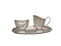 Sahnegießer und Zuckerschale auf Tablett