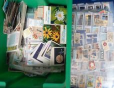 Trade cards, accumulation of approx. 1500 cards, loose & in sleeves, many different issuers & series