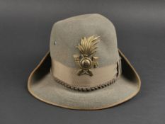 Chapeau de grande tenue dÕofficier du 13eme Regiment dÕArtillerie de montagne italien. OfficerÕs hat