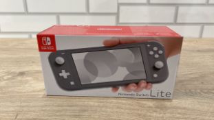 NINTENDO SWITCH LITE GREY + NEW SUPER MA