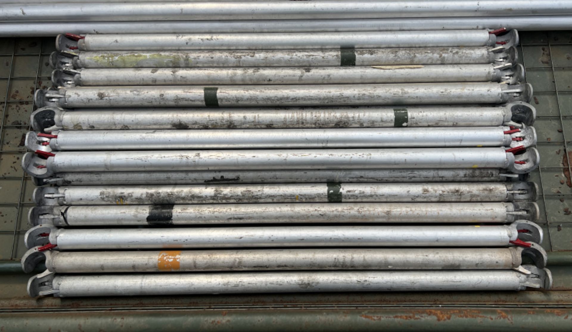 9x aluminium scaffolding poles, 17x scaffolding braces - Image 3 of 3