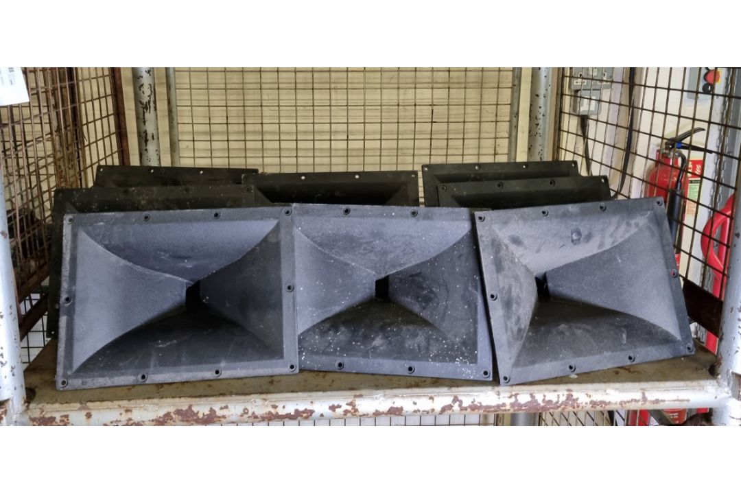 8x 1.5 inch horn flairs - 38 x 28cm - Image 1 of 4