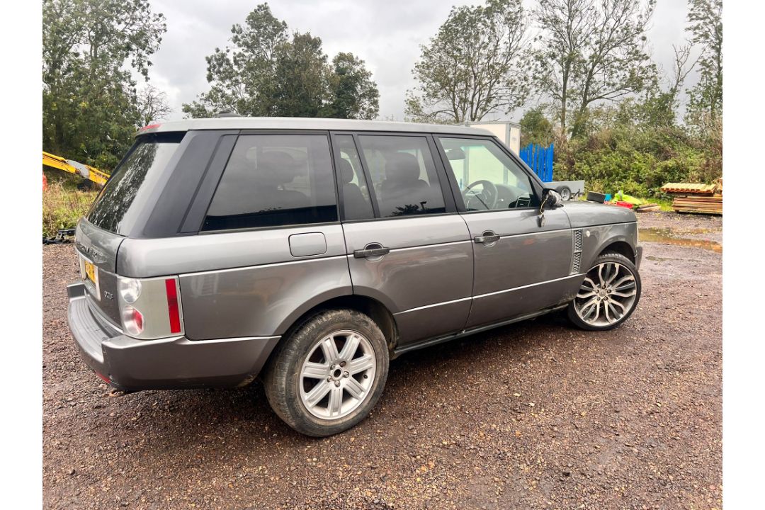 Range Rover Vogue TDV8 3.6L turbo diesel, 139103 miles, no MOT, log book in hand. Starts and drives - Image 4 of 19