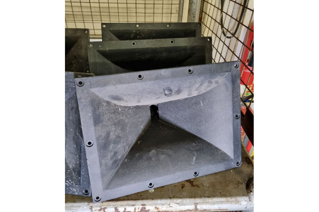 8x 1.5 inch horn flairs - 38 x 28cm - Image 3 of 4