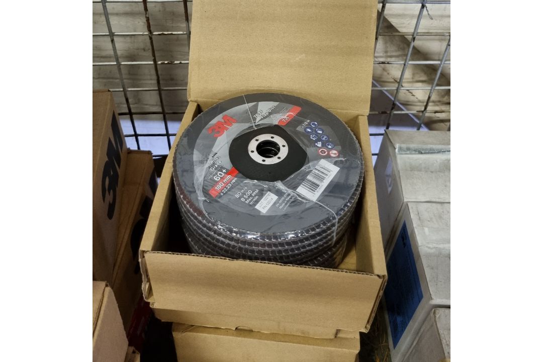DIY consumables - Flap discs, deburring wheels, sanding belts and ceramic fibre discs - Image 8 of 11