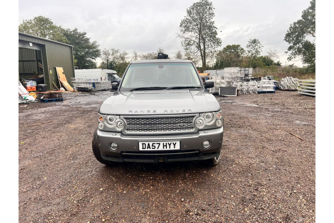 Range Rover Vogue TDV8 3.6L turbo diesel, 139103 miles, no MOT, log book in hand. Starts and drives - Image 2 of 19